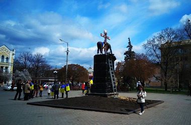В Харькове снесли установленный активистами крест на площади Руднева