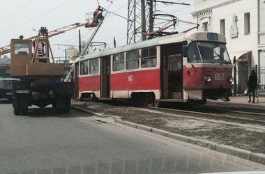 В Харькове на трамвай с людьми рухнул фонарный столб