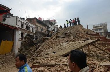 Число жертв разрушительного землетрясения приближается к 900 человек