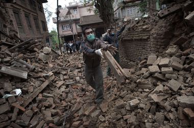В руинах Непала нашли выжившего 101-летнего старика