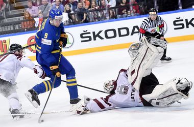 Сборная Швеции разгромила латышей на ЧМ по хоккею