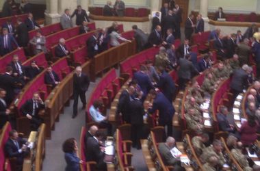 Торжественное заседание Рады отложили к приезду Порошенко