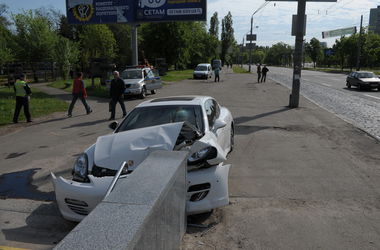 В Киеве Porshe сбил столб и врезался в переход