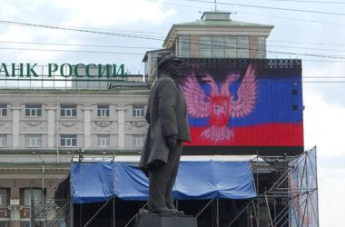 Как Донецк отметил годовщину "ДНР": шествие, обилие георгиевских лент и "праздничные" блюда в кафе