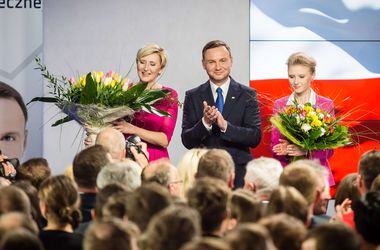 В Польше в первом туре выборов победил оппонент Коморовского