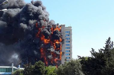Страшный пожар уничтожил многоэтажный жилой дом в Баку