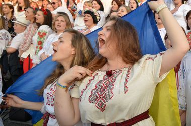 Украинцы массово отметили день вышиванки