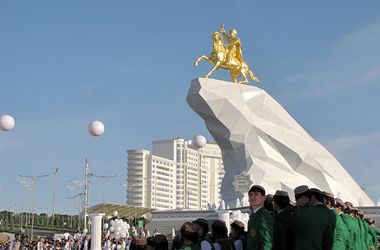 &lt;p&gt;&lt;span&gt;Решение о возведении прижизненного монумента президенту Туркмении принято &quot;на основании многочисленных обращений граждан&quot;, фото AFP&lt;/span&gt;&lt;/p&gt;