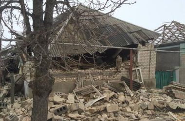 В Станице Луганской боевики прямым попаданием мины уничтожили жилой дом