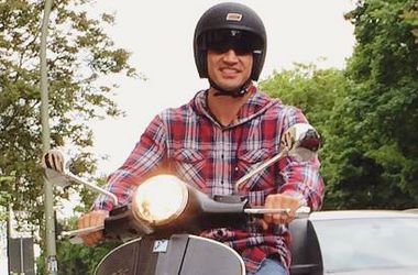 Владимир Кличко катается по Берлину на скутере