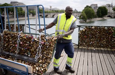 В Париже закрыли мост влюбленных