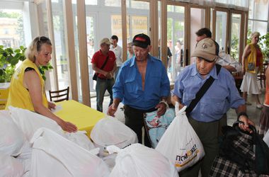 Помощь на линии соприкосновения: более 14 тысяч человек получили продукты от Штаба Ахметова в мае
