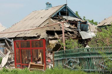 На Луганском направлении боевики ранили военных и обстреляли поселок из танков