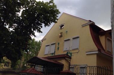 В Харькове активисты забросали зеленкой консульство России