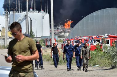 Очагов открытого огня на территории нефтебазы уже нет  - спасатели