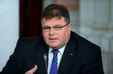 Глава МИД Литвы призвал политически изолировать Россию
