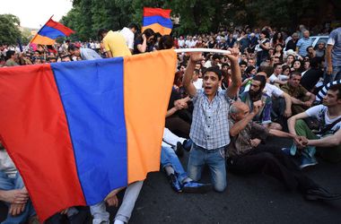 Протесты в Ереване: на задержанных завели дело, а митингующих поддержал лидер System of a Down
