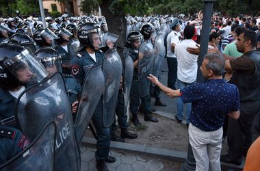 Депутаты и артисты станут "живым щитом" между полицией и демонстрантами в Ереване