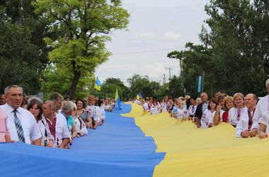 В Одесской области по улицам пронесли 200-метровый флаг Украины
