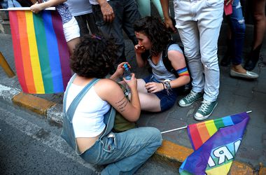 Турецкая полиция разогнала гей-парад водометами и резиновыми пулями