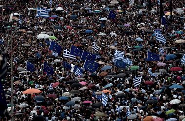 Около 20 тыс. человек вышли на улицы Афин в поддержку соглашения с кредиторами