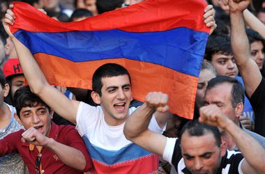 Объявившие голодовку участники протеста в Армении госпитализированы