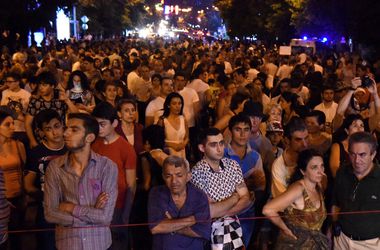 Митингующие вновь собираются в центре Еревана