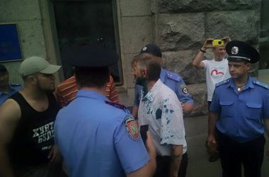 В Харькове депутата облили зеленкой за "изнасилование горсовета"