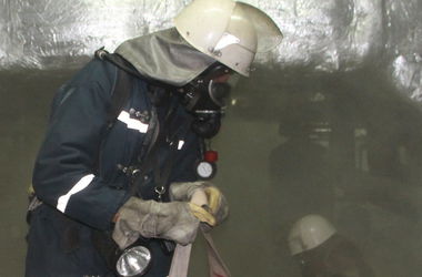 Пожарные спасли двух пьяных киевлян из горящей квартиры