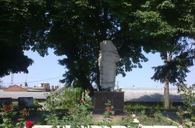 В Харькове снесли еще один памятник Ленину