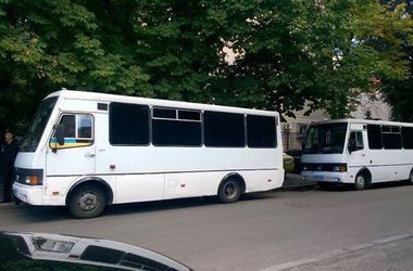 В Киеве возле офиса "Правого сектора" появились автозаки