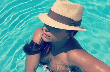 Ани Лорак опубликовала горячее селфи в купальнике (фото)