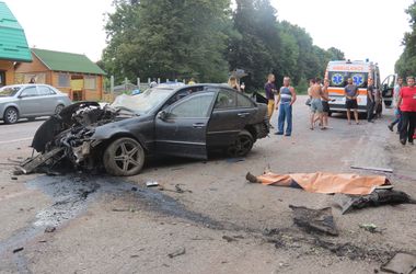 Смертельное ДТП на Прикарпатье: Mercedes на скорости влетел в дерево
