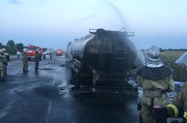 В Днепропетровской области на ходу загорелся бензовоз