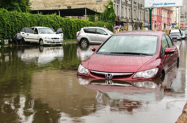 После дождя на киевской улице машины оказались под водой