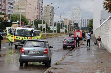 Киевские пожарные спасли из воды машины, застрявшие из-за ливня