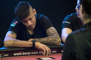 Звезда "Барселоны" Неймар сыграл в покер в Бразилии