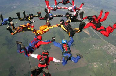 В Харькове парашютисты установили рекорд
