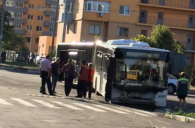 В Киеве передние колеса автобуса провалились под землю