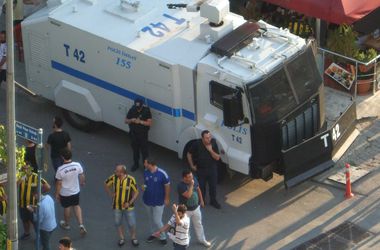Перед матчем "Шахтера" в Стамбуле у стадиона появились полицейские водометы