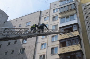Под Киевом пожарные спасли маленького мальчика