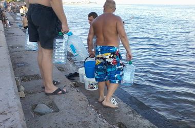 Авария в Крыму: курорт затопило, люди запасаются морской водой, а продавцы наживаются на беде