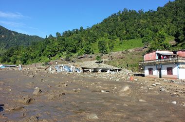 Число жертв наводнений и оползней в Непале растет огромными темпами