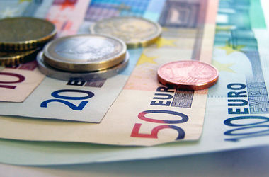 Удар нефтью по валюте: курс евро в РФ перевалил за 70 рублей