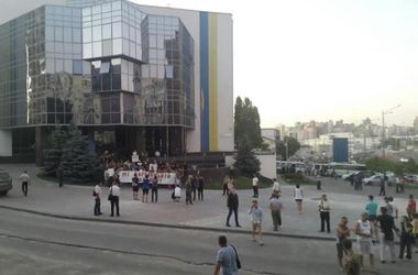 Дубль два: активисты принесли шины под здание Голосеевской РГА и перекрыли дорогу