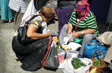 Киевские милиционеры "переселили" стихийных торговцев на рынок
