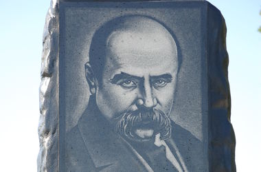Декоммунизация по-запорожски: вместо скульптуры Ленина установили памятник Тарасу Шевченко