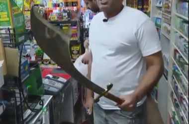 Владелец магазина одолел грабителей в поединке на мечах
