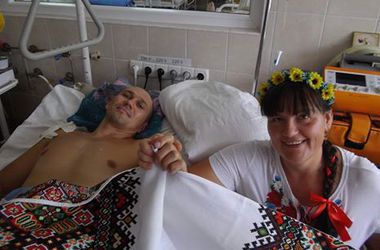 В Мечникова раненый боец обвенчался со своей супругой прямо в реанимации
