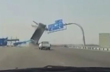 Нелепую аварию с грузовиком снял видеорегистратор